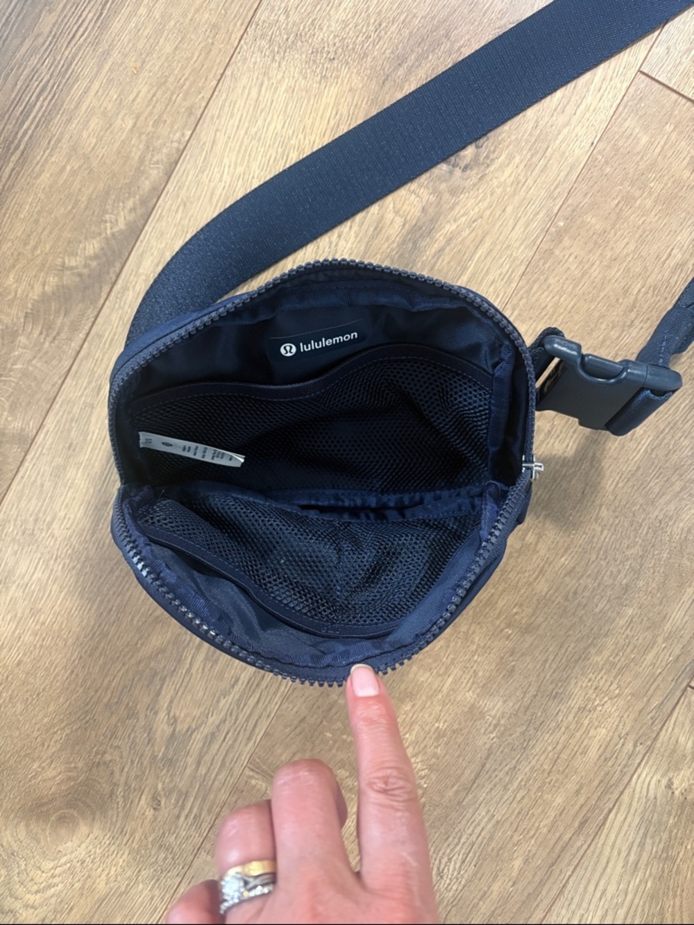 lululemon athletica Everywhere Belt Bag 1L NWOT Navy - Picture 4 of 4